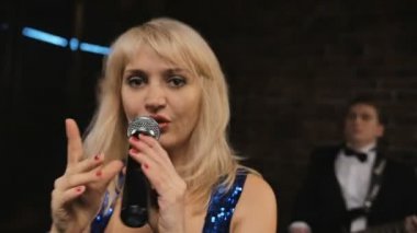 Güzel kadın şarkı şarkı rock grubu ile