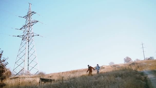 Pareja feliz divirtiéndose al aire libre. Una pareja huyendo. En el campo. Bengala solar — Vídeos de Stock