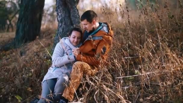 Ragazzo con la sua ragazza divertirsi fuori sulla collina d'oro. Giovane coppia rilassante all'aperto, baci e abbracci. Rapporto tra adolescenti . — Video Stock