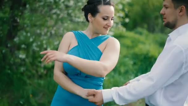 Pareja joven entrenando danza al aire libre — Vídeos de Stock