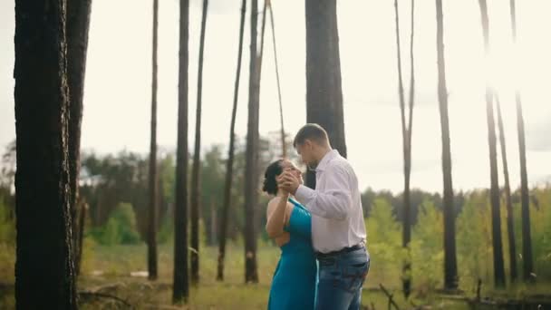 Молодая пара танцует на открытом воздухе — стоковое видео