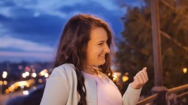 Çekici raslantı giyimli iki şehir manzaralı yanında romantik bir yürüyüş tadını çıkarın. Kadın hareketleri adam gelmek