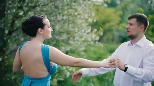 Pareja joven entrenando danza al aire libre — Vídeos de Stock