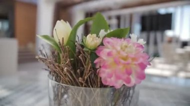 Bir dönüş masanın üzerine çiçek