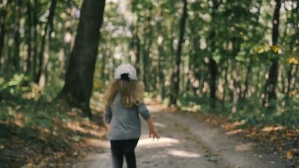 Petite fille s'enfuyant dans la forêt 