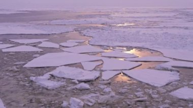 Kuzey Buz Denizi 'ndeki güneş ışığı manzarası