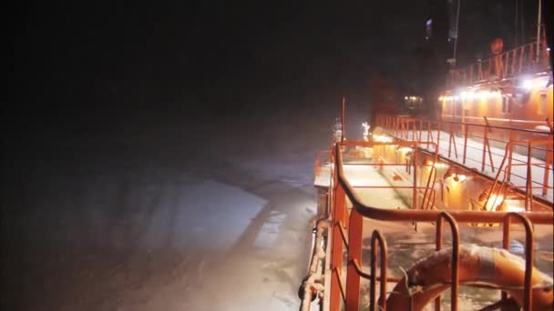 Zeitraffer der Sicht an Deck des Nuclear Icebreaker in der Nacht. Schneefall — Stockvideo