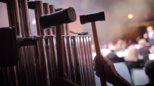 Las manos con martillos tocan las campanas del bar del músico. — Vídeos de Stock