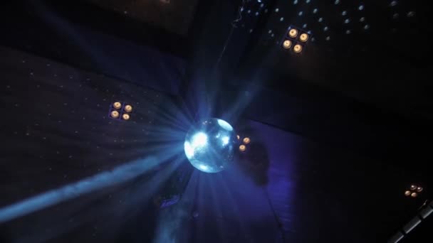 Spegel disco boll spinning och reflekterande blå strålar av ljus i en nattklubb — Stockvideo