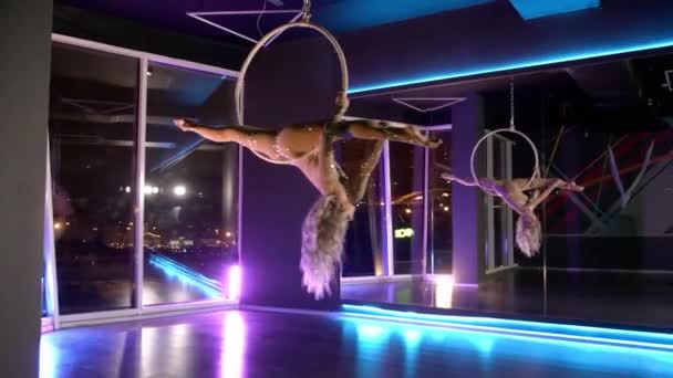 4K Mladá žena taneční umělec na letecké obruče. — Stock video