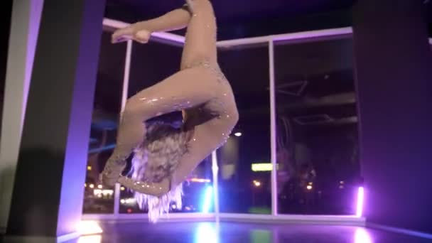 4K Młoda kobieta taniec wykonawca na anteny obręcz. — Wideo stockowe