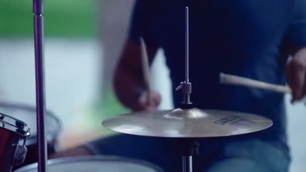 Um homem toca num tambor. — Vídeo de Stock