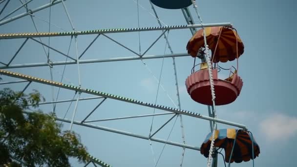 Riesenrad über blauem Himmel — Stockvideo