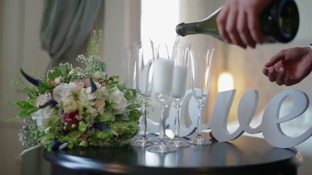 L'uomo riempie il vetro di uno champagne su un matrimonio — Video Stock