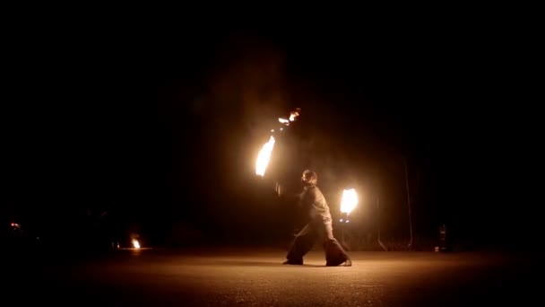 Increíble espectáculo de fuego por la noche — Vídeo de stock