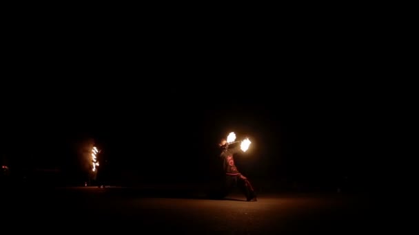 Niesamowite show ognia w nocy — Wideo stockowe