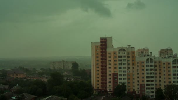 Jour de pluie en ville, vue depuis le toit timelapse. RAW. 4K — Video