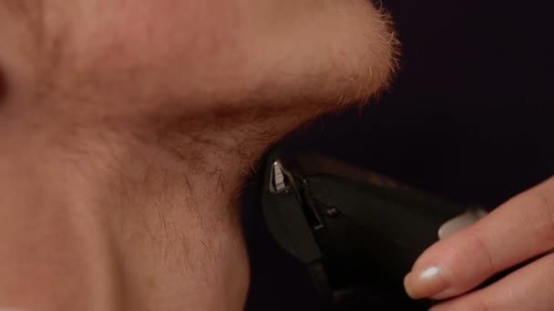 A fiatalember borotválkozó szakálla, egy elektromos borotva — Stock videók