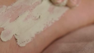 Eller bacaklar ile bir güzellik salonu içinde cram yordamına yapıyor closeup