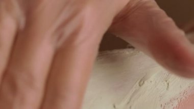 Eller bacaklar ile bir güzellik salonu içinde cram yordamına yapıyor closeup