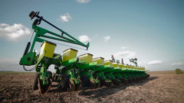 Voorbereiding van de cultivatiebeoefenaar seeding — Stockvideo