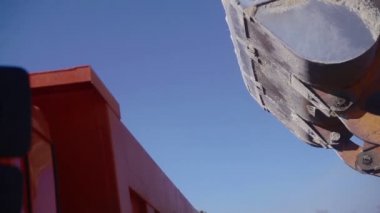 Tarak. buldozer yol oluşturmak için kum ile çalışma