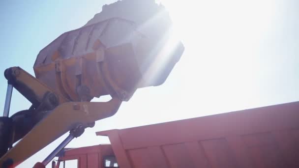 Tarak. buldozer yol oluşturmak için kum ile çalışma — Stok video