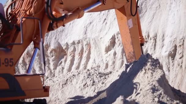 Bagger gräbt Boden, Sand und bringt ihn an die Ladung — Stockvideo