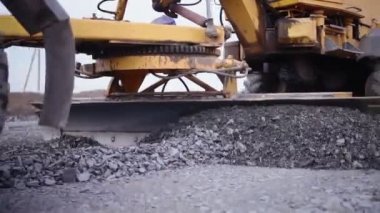 sokak yol iş yerinde Paletler-Düzleme paleti ile hazırlamak çakıl