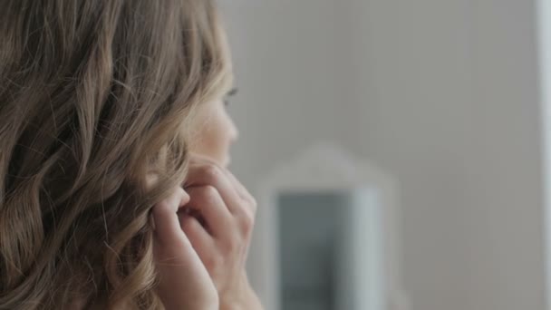 Elegante Braut trägt schöne Ohrringe — Stockvideo