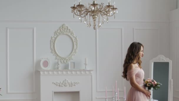 Gadis berambut cokelat cantik mengenakan gaun pengantin merah muda — Stok Video
