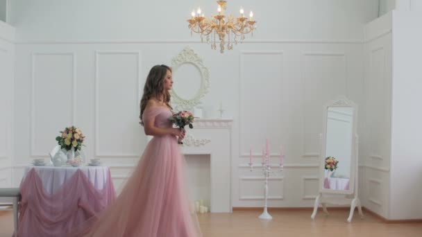 Bella sposa in abito rosa passeggiata in camera in stile classico — Video Stock