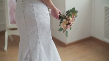 Ayna yakınındaki kokulu güzel gelin