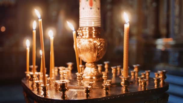 Candele accese all'interno di una chiesa — Video Stock