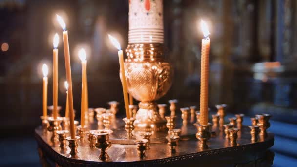 Brandende kaarsen in een kerk — Stockvideo