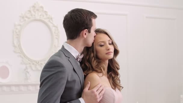 Nevěsta a ženich v klasickém sále — Stock video
