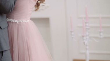Mutlu damat ve gelin. Evlilik mutlu ve neşeli çift birbirine ihale duyguları gösterilen
