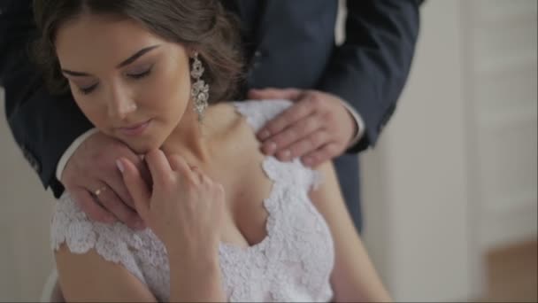 Glücklicher Bräutigam und Braut. glückliches und fröhliches Hochzeitspaar zeigt zärtliche Gefühle füreinander — Stockvideo