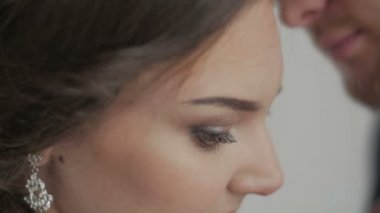 Mutlu damat ve gelin. Evlilik mutlu ve neşeli çift birbirine ihale duyguları gösterilen