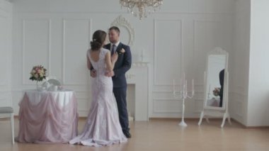 Mutlu damat ve gelin. Evlilik mutlu ve neşeli çift birbirine ihale duyguları gösterilen