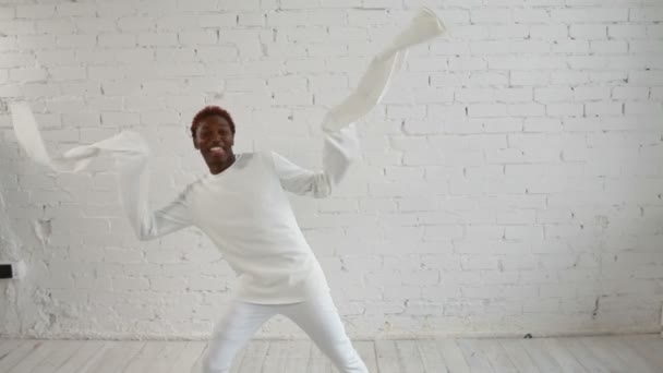 Um homem negro insano na casa dos 40 usando uma dança de camisa de força e se divertir — Vídeo de Stock