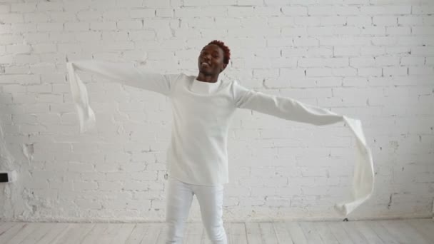 Un negro loco de unos cuarenta años con una camisa de fuerza bailando y divirtiéndose — Vídeos de Stock