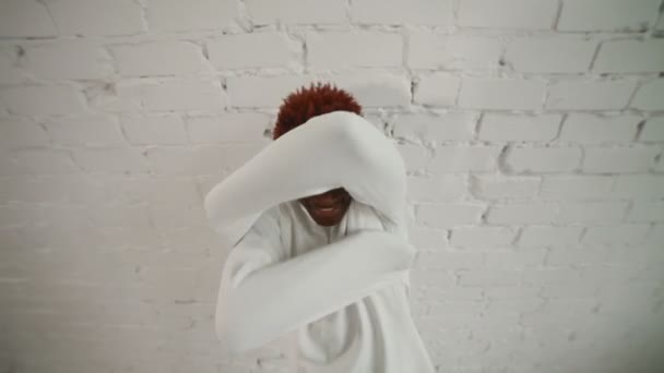Божевільний чорношкірий чоловік у сорока носять стриптизерку танець і намагаються вийти — стокове відео