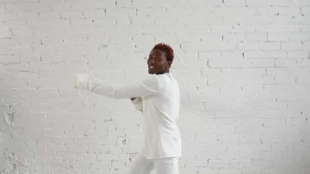 Szalony czarny człowiek po czterdziestce sobie kaftan bezpieczeństwa taniec i zabawy — Wideo stockowe
