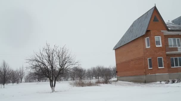 Недостроенный одинокий дом фермера у хутора — стоковое видео