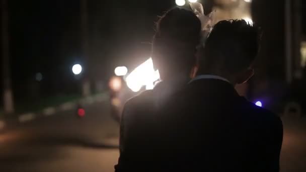 Wedding couple watch fire show — Stock Video