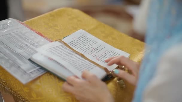 Hıristiyanlar kilisede İncil okumak — Stok video