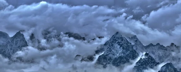 Горные вершины Альп в окружении облаков - туман бурный день — стоковое фото