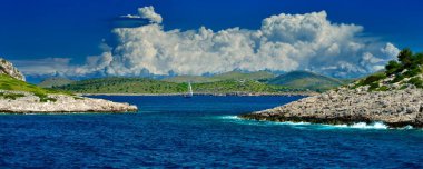 Hırvatistan 'ın Kornati adalarında tatil, yelkenli gemi kümülüs bulutları