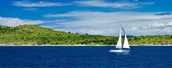 Plachetnice před ostrovy Kornati v Chorvatsku — Stock fotografie